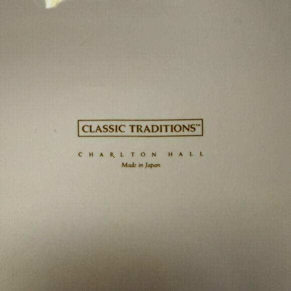 Charlton Hall by KOBE Dinner‎ Plate Christmas Holiday Red Rim White Poinsettias - Picture 3 of 3